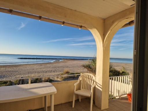 CARNON PLAGE évasion en bord de mer les pieds dans le sable accès privé et direct à la plage Logement T4 pour 6 pers Terrasse vue mer Parking privé gratuit Accueil personnalisé - 3