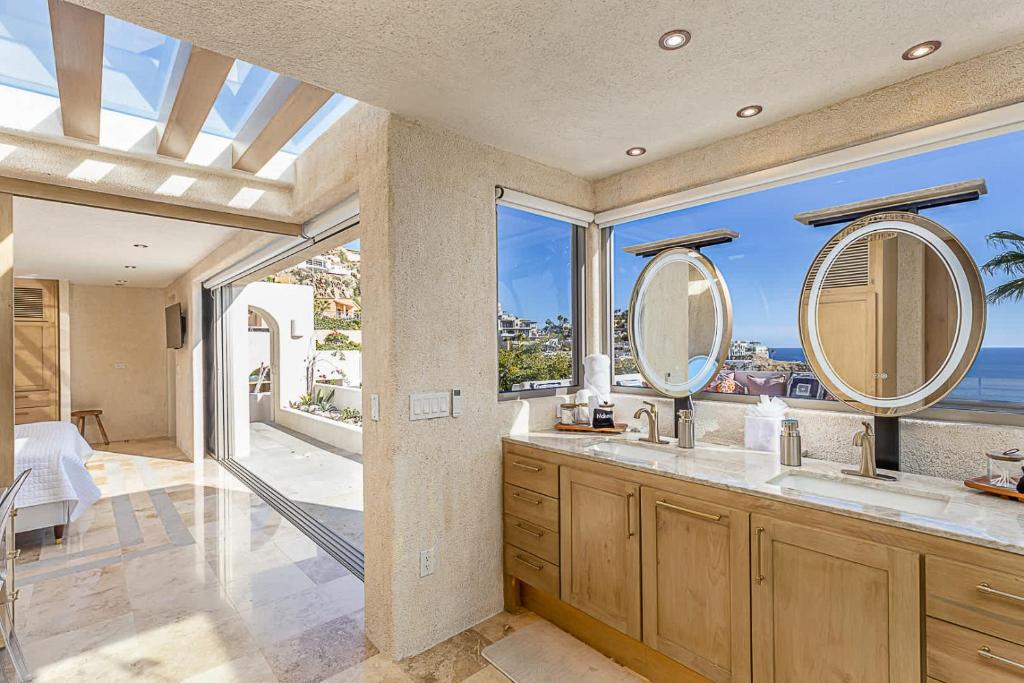 Chic 5BR Oceanview Villa with Pool in Pedregal - 4