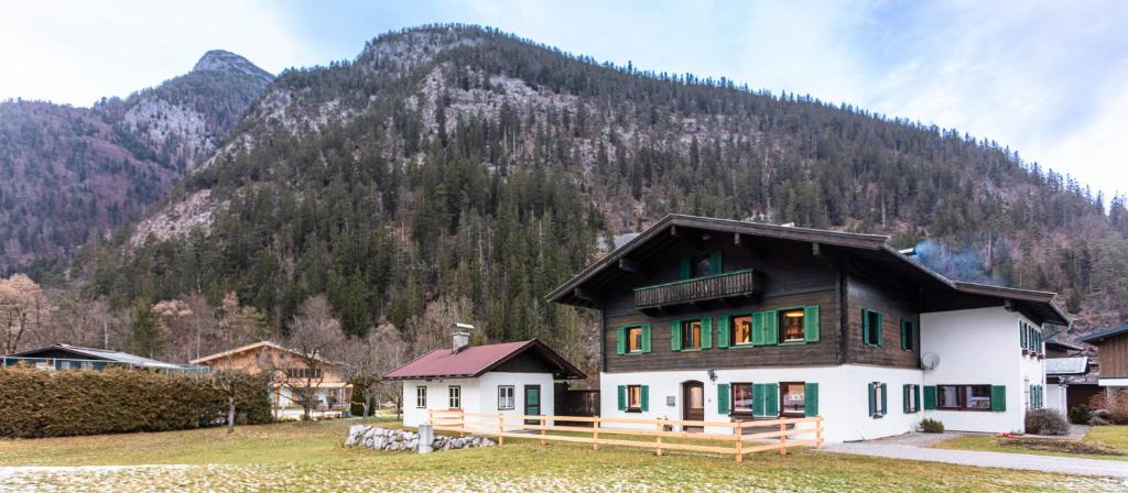 Großes Ferienhaus für 10 Personen mit Kachelofen & Bergblick - 1