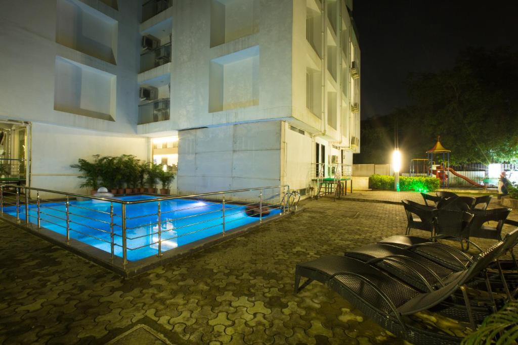 Swimming pool, Hotel Grand Visava in Lonavala