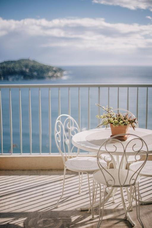 French Riviera - 3 pièces, vue mer et piscine - 5