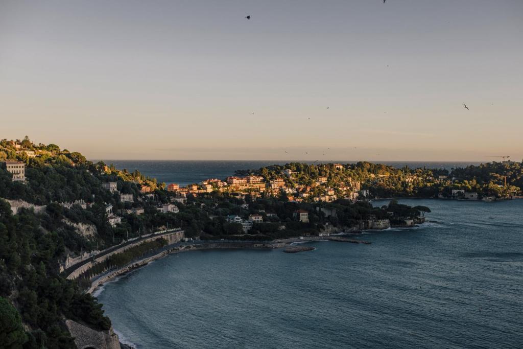 French Riviera - 3 pièces, vue mer et piscine - 3
