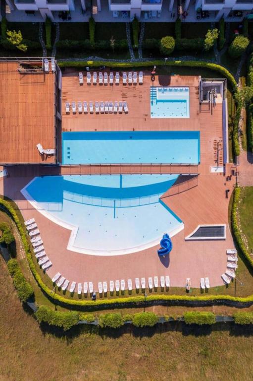 Flat with swimming pool and balcony - 2