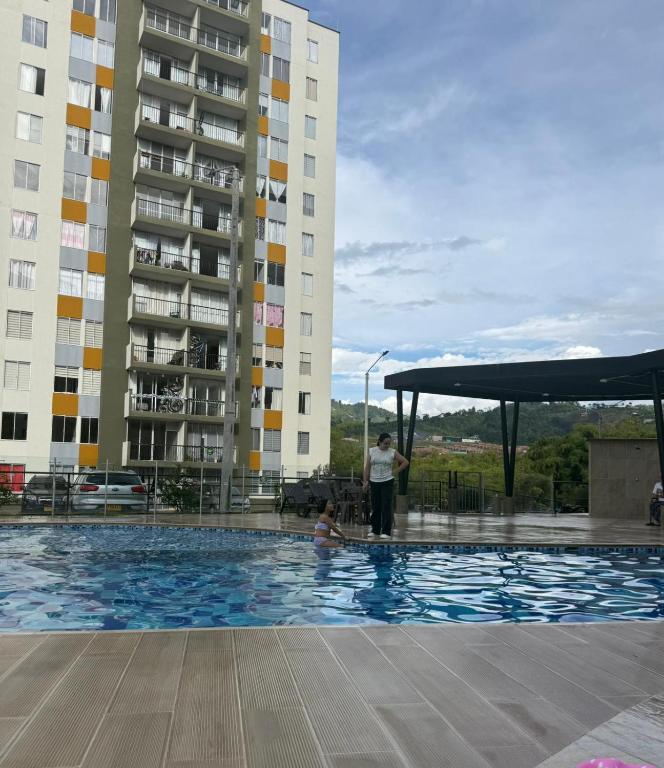 Apartamento nuevo en conjunto, Picina y Jacuzzi comunal - Parqueadero Privado - 2