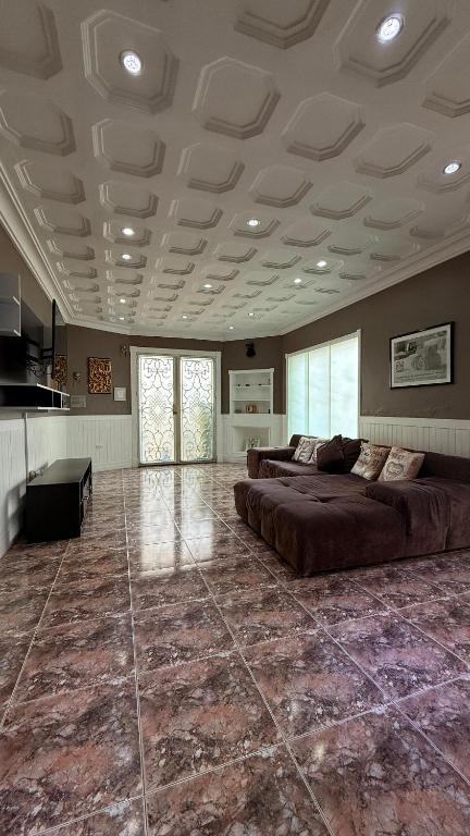 Brilliant 6-bedroom house with AC in vibrant Caracas - 1