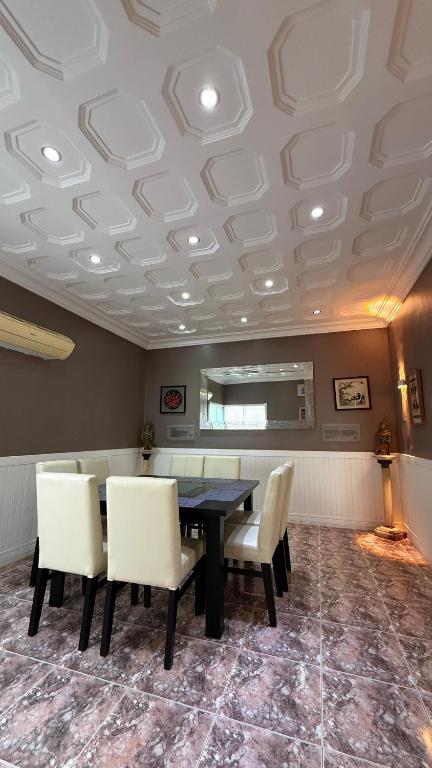 Brilliant 6-bedroom house with AC in vibrant Caracas - 4