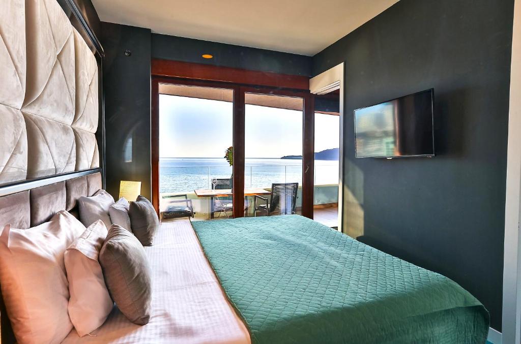 Royalis Suites Rafailovici - Beachfront Sea View Apartments - 4