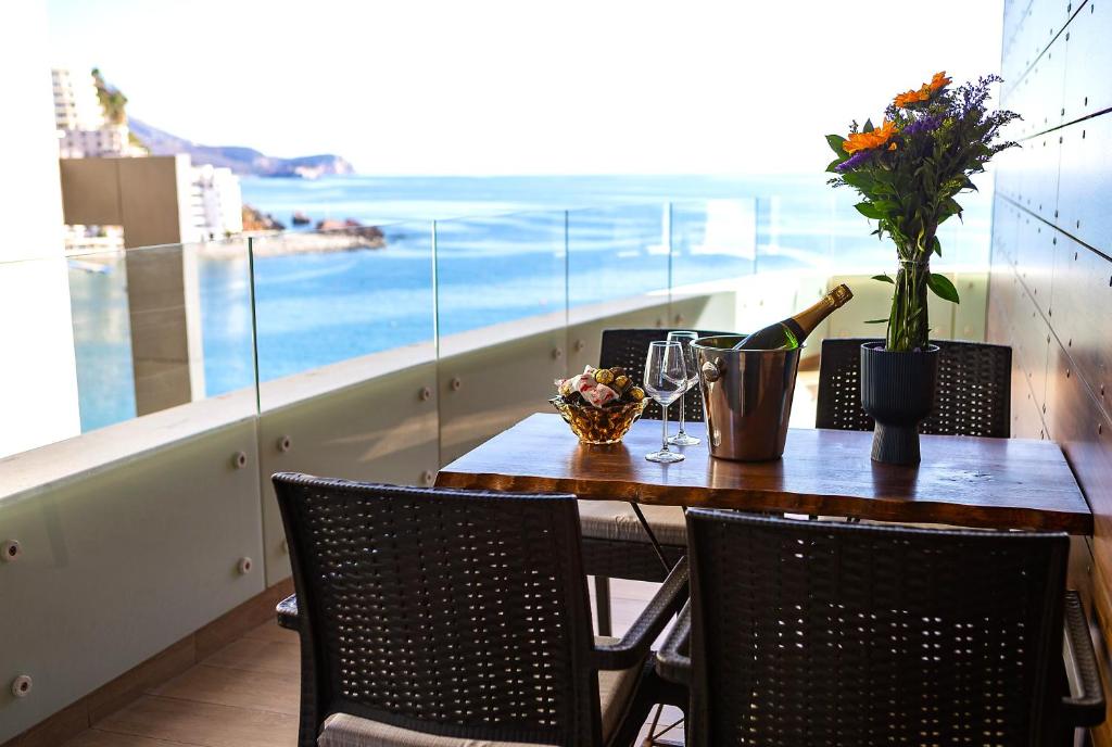 Royalis Suites Rafailovici - Beachfront Sea View Apartments - 2