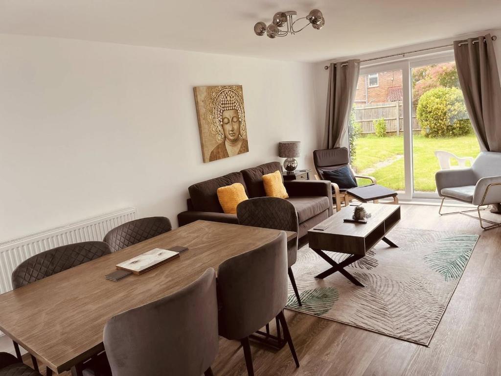 3 Bedroom House near Windsor, Bracknell photo 2