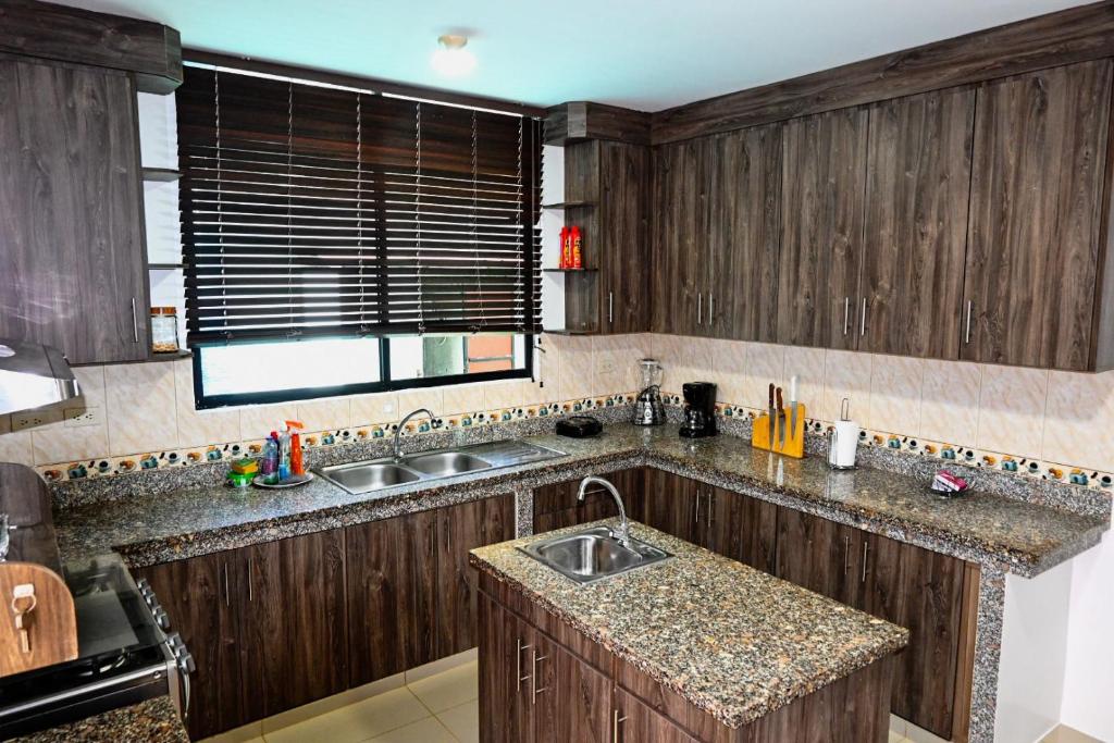 Casa familiar con piscina y zona bbq - 4
