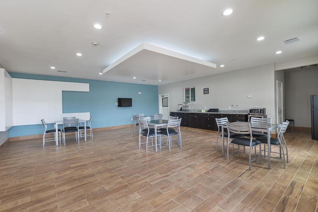 Scottish Inns & Suites - Crosby photo
