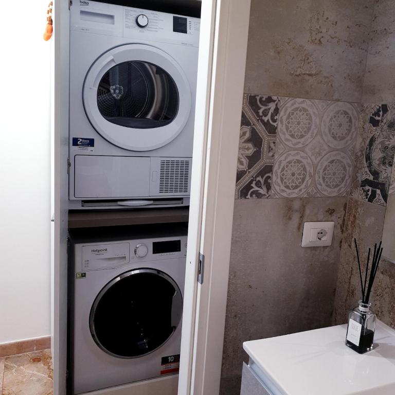 Iris Apartment with Jacuzzi - Easy City Access - 3