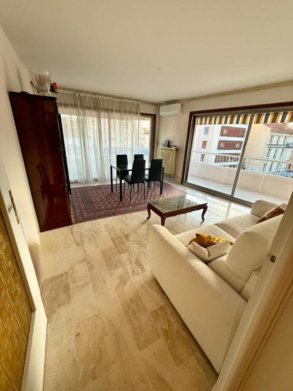 Spacieux T3 avec Terrasse Cannes Centre à Deux Pas de la Croisette - 2
