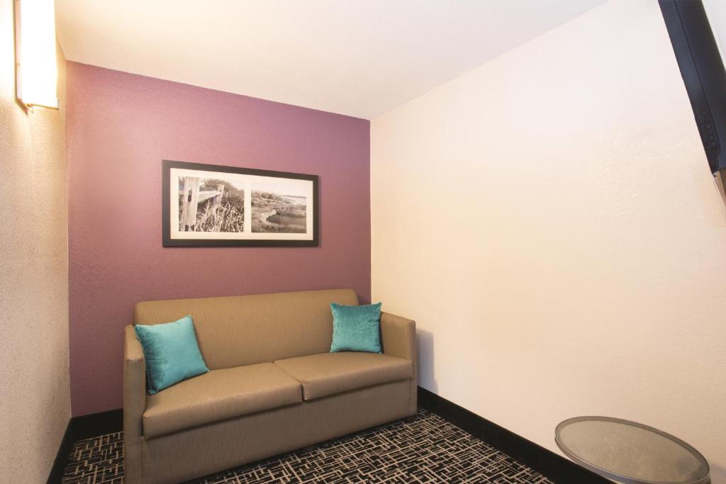 La Quinta Inn & Suites by Wyndham Pontoon Beach photo