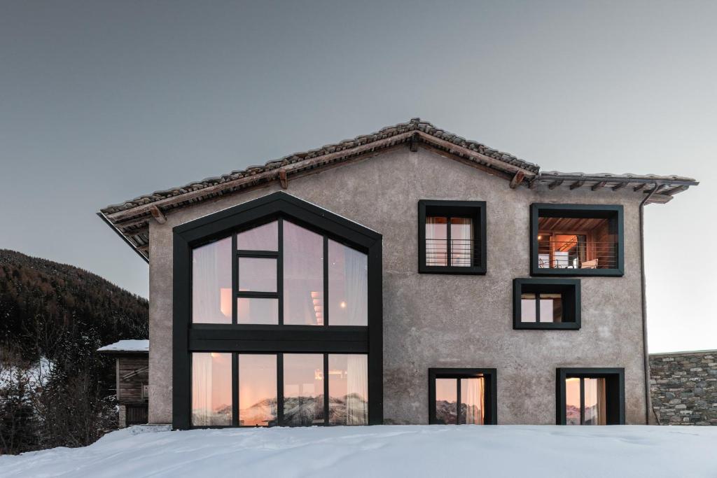HelloCHALET Chalet Les Fleurs - Scenic Alpine Escape 70 metres from the cable car - 4
