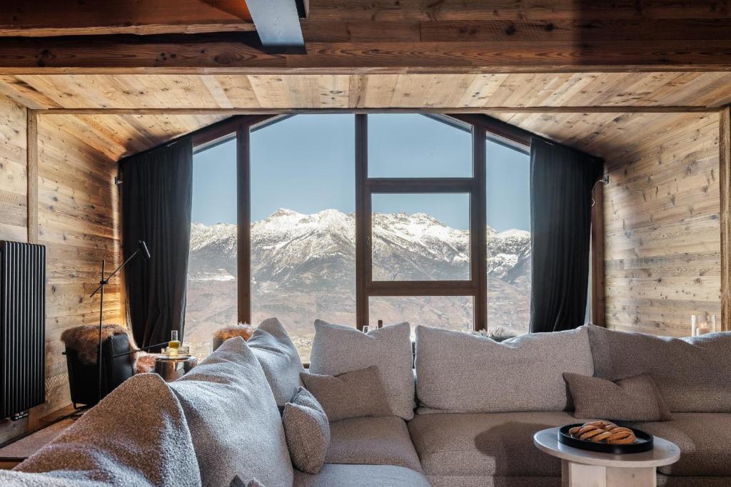 HelloCHALET Chalet Les Fleurs - Scenic Alpine Escape 70 metres from the cable car - 3