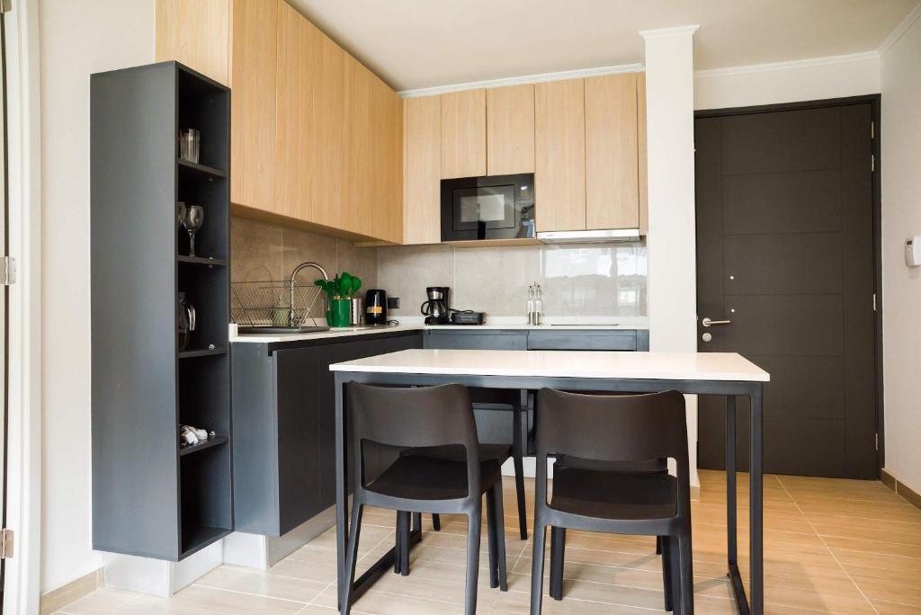 Chic 2BR Apt in Providencia with Pool & Gym - 3