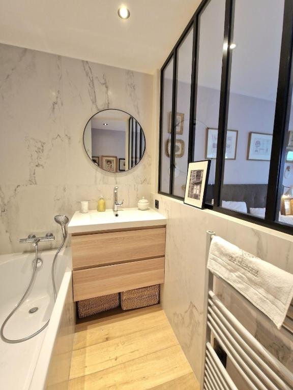 Most Iconic Area In Paris - Elegant Parisian Apartment - 3
