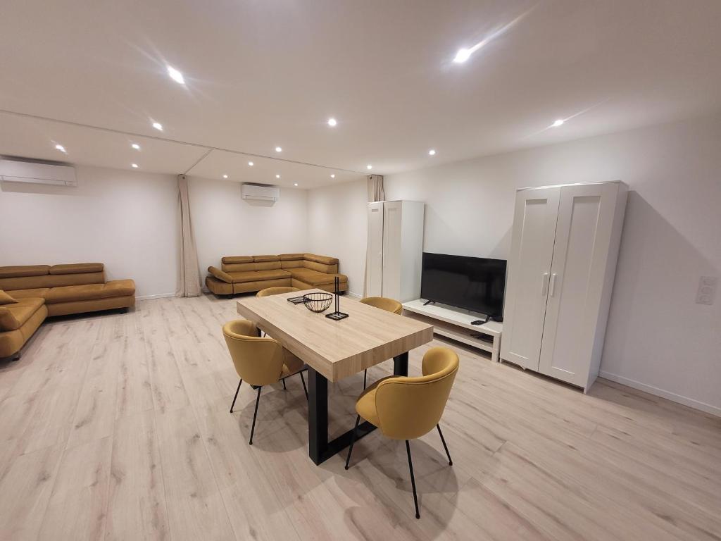 Charming Annecy Old Town Apartment, steps away from the Lake - 4