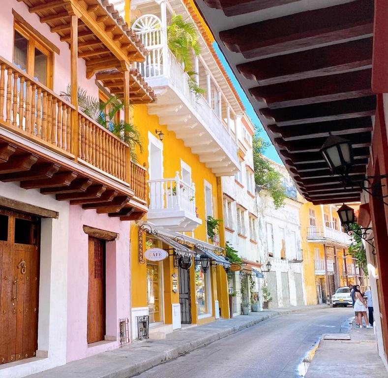 Experience the magic of the Calle de las Damas historic center - 1