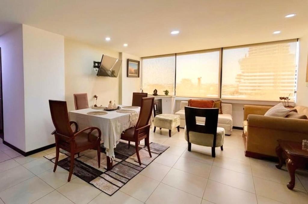 Apartamento moderno de 2 dormitorios con piscina, gimnasio y parking en Bellini 3 - 1