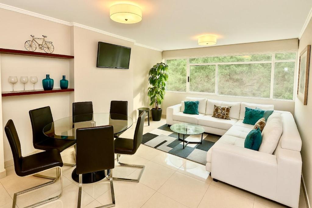 Apartamento de Lujo con Dos Dormitorios Un Parqueo Areas Sociales Puerto Santa Ana en Edificio Riverfront 2 - 1
