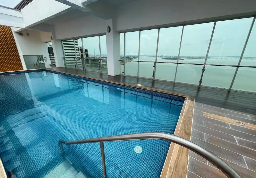Apartamento de Lujo con Dos Dormitorios Un Parqueo Areas Sociales Puerto Santa Ana en Edificio Riverfront 2 - 3