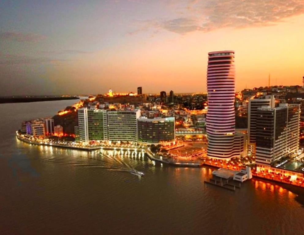 Apartamento de Lujo con Dos Dormitorios Un Parqueo Areas Sociales Puerto Santa Ana en Edificio Riverfront 2 - 5
