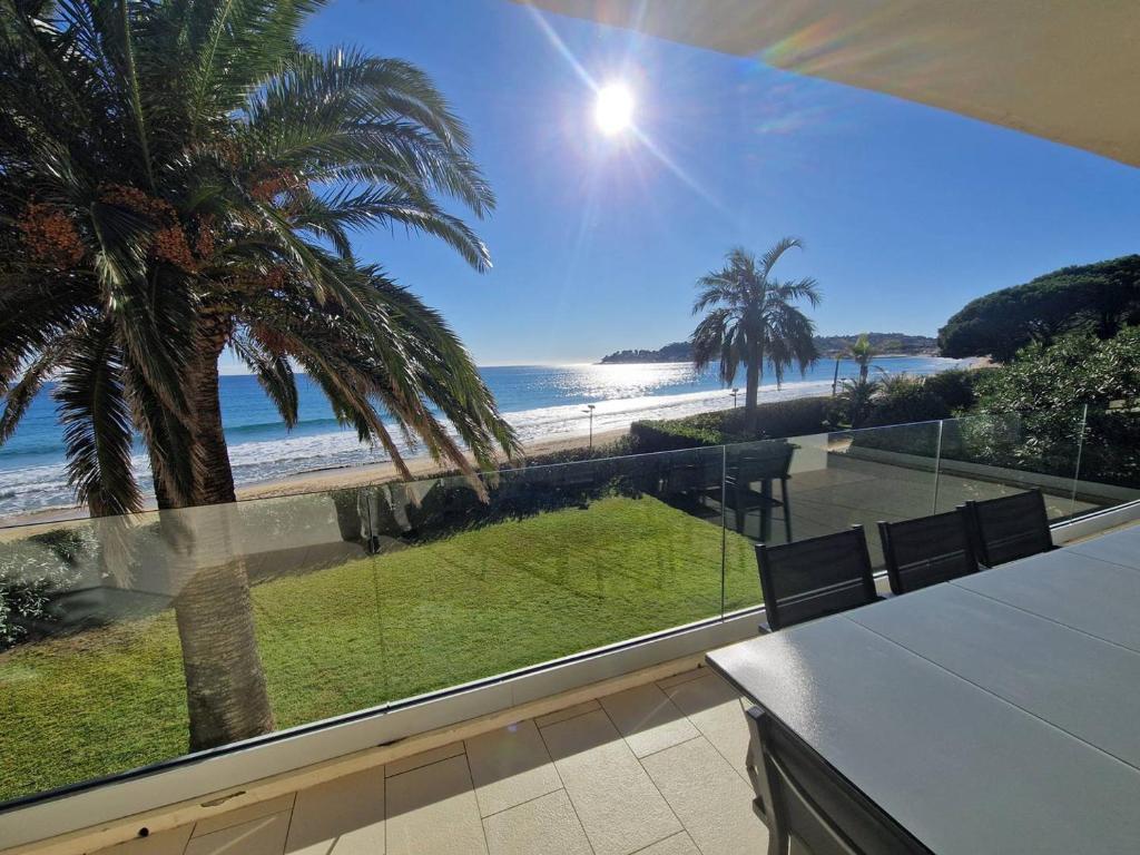 Villa de 250 m², climatisée, sur 2 niveaux au bord de l'eau - FR-1-100-243 - 2