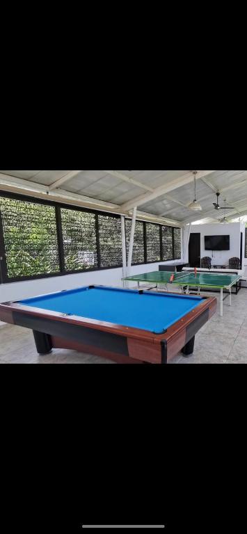 Piscina privada, jacuzzi y salón de juegos en casa - 2