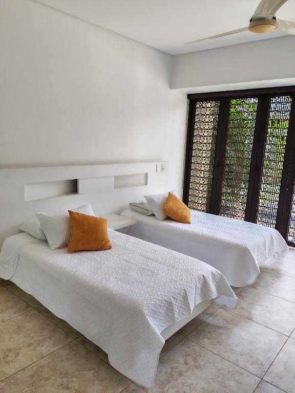 Piscina privada, jacuzzi y salón de juegos en casa - 3