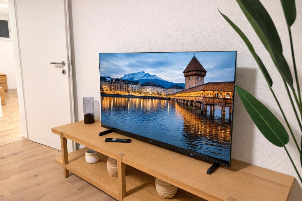 Central 3-Room Apartment in Luzern for up to 6 Guests - 2