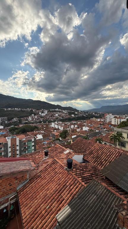 Apto. en zona céntrica con vista panorámica al pueblo - 1