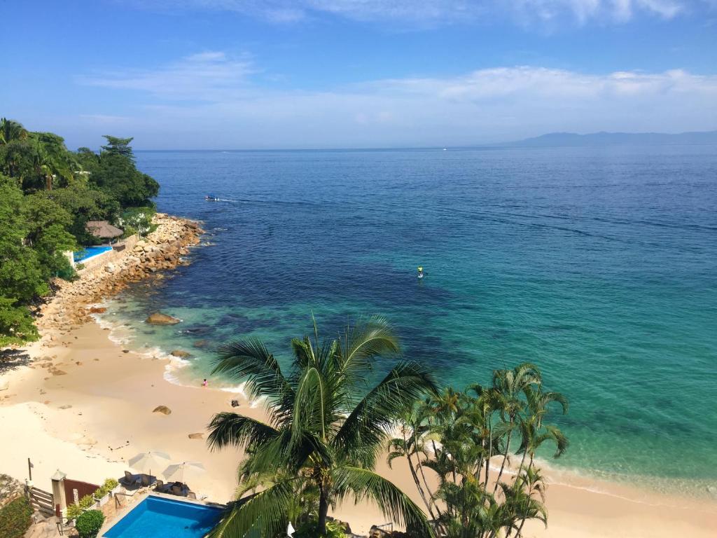 Lovely 3-bedroom beach front serviced apartment - 4