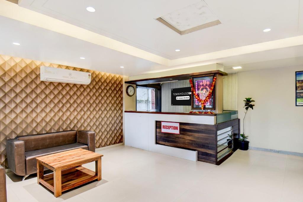 Super Townhouse Oak Sinhgad Road Crossway Formerly Popular Hotel フロント・ロビー