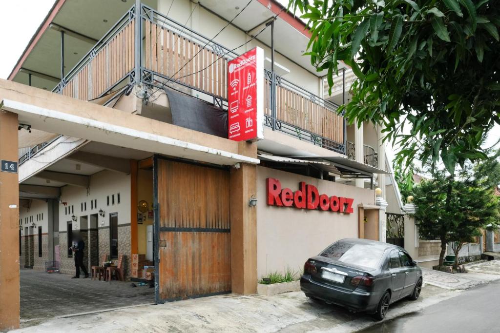 RedDoorz near Mojokerto Train Station エントランス