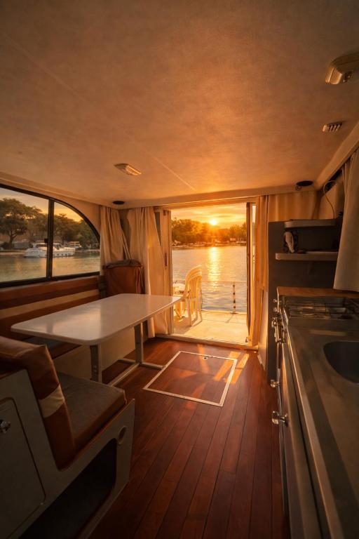 Bateau 6 personnes sans permis terrasse à quai ou Supplément Navigation - 5