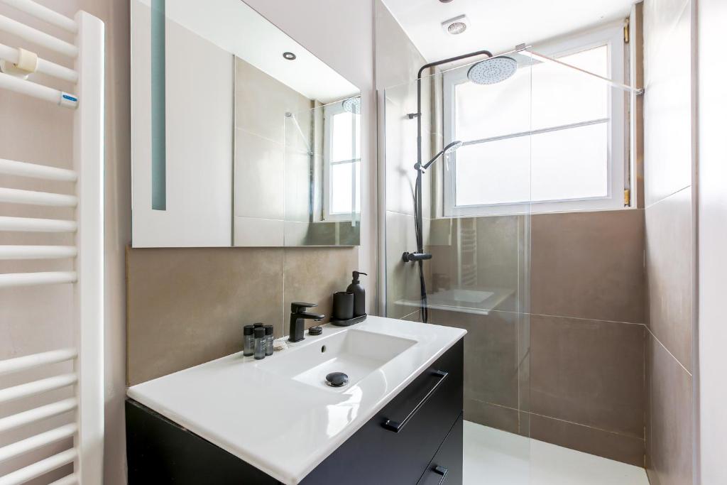 Elegant 1-Bedroom Apartment on Rue Saint-Dominique - 2