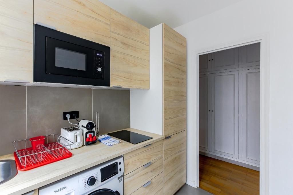 Elegant 1-Bedroom Apartment on Rue Saint-Dominique - 3