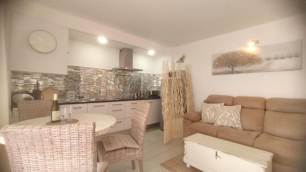 Puerto del Carmen, terrace, beach 100 m away - 4