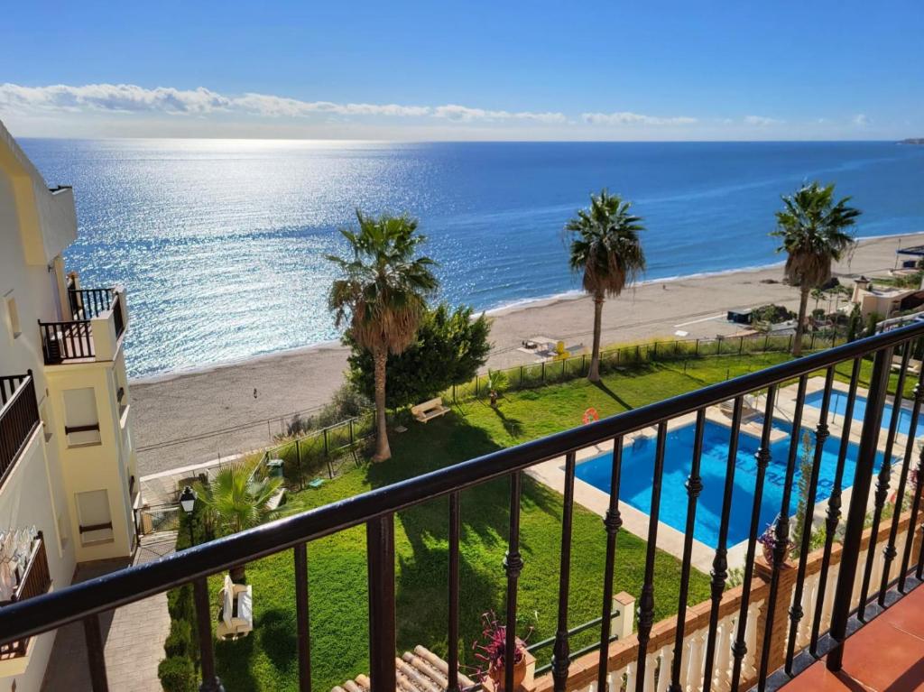 Elegant Sea View Apartment Near Beach & Train - 5