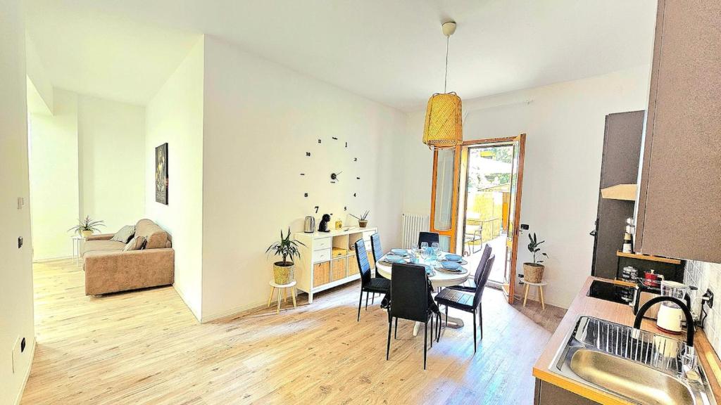 Big, Bright and Chic Terrace Flat - 1