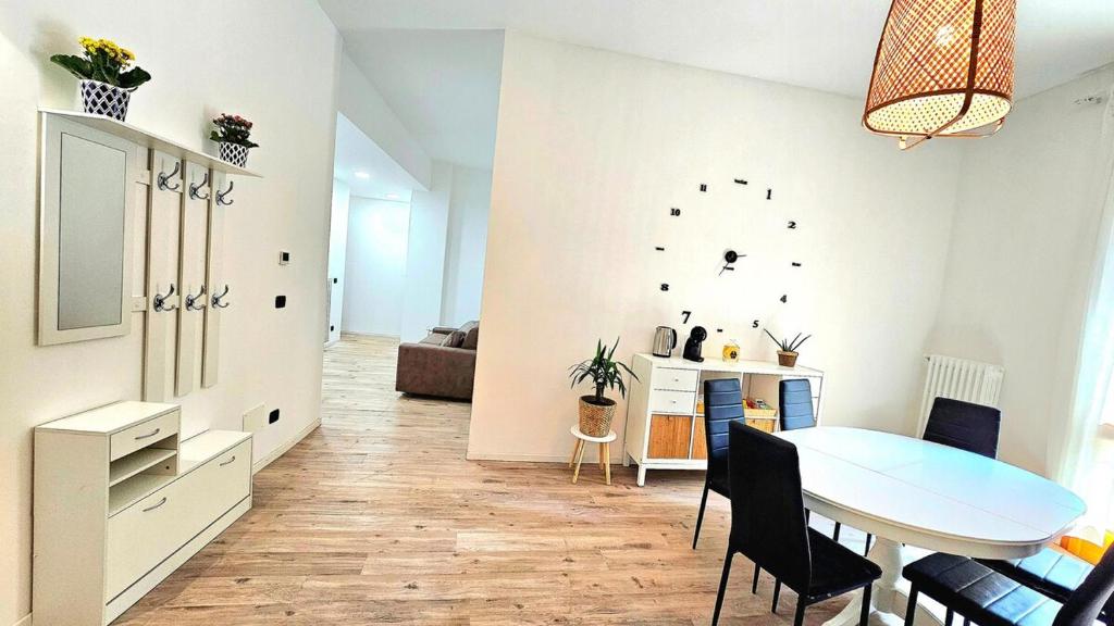 Big, Bright and Chic Terrace Flat - 5