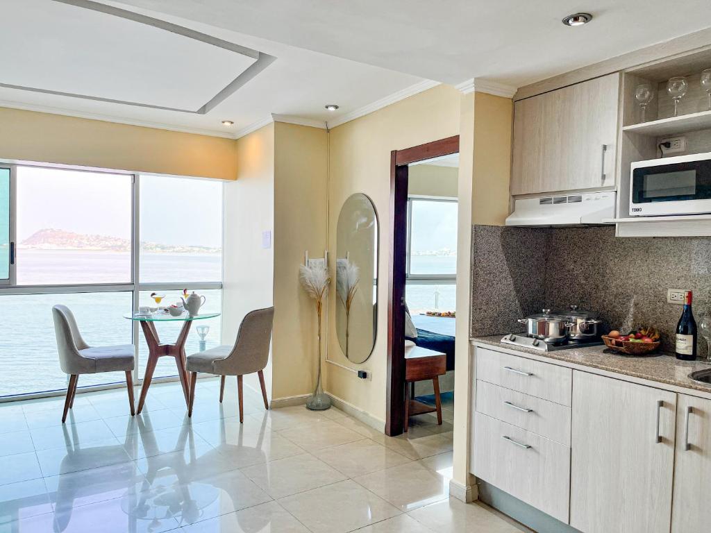 River View Suite Pool, Gym, Jacuzzi, AC & Hot Water - 3