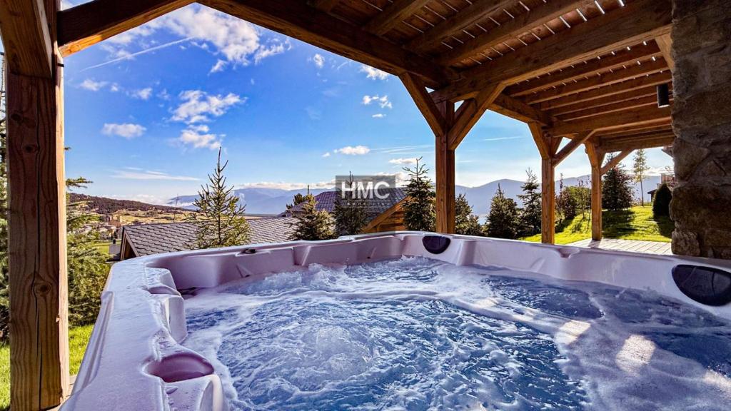Agane skis aux pieds jacuzzi et vue montagne - 3
