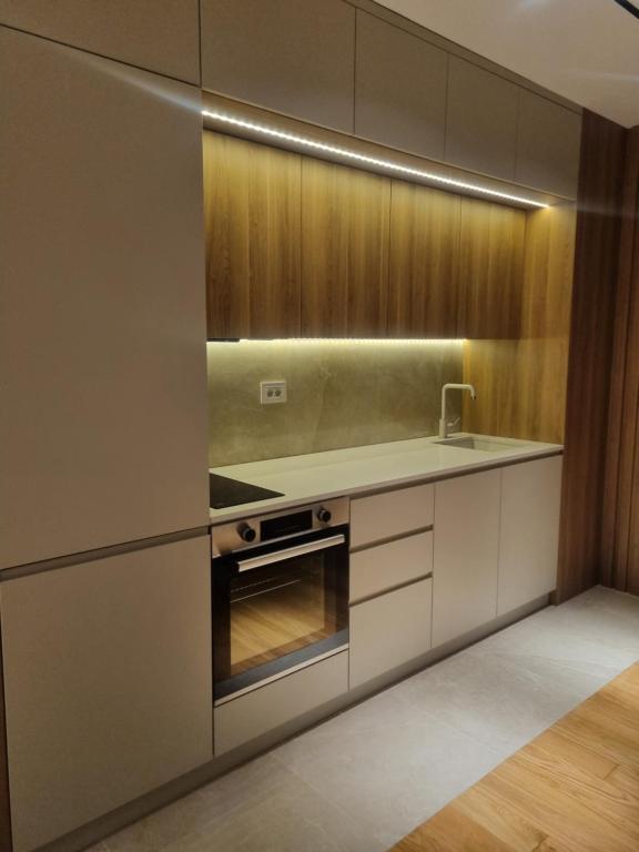 Royal Garden Luxury Spa Apartment with Sauna and Jacuzzi - 4