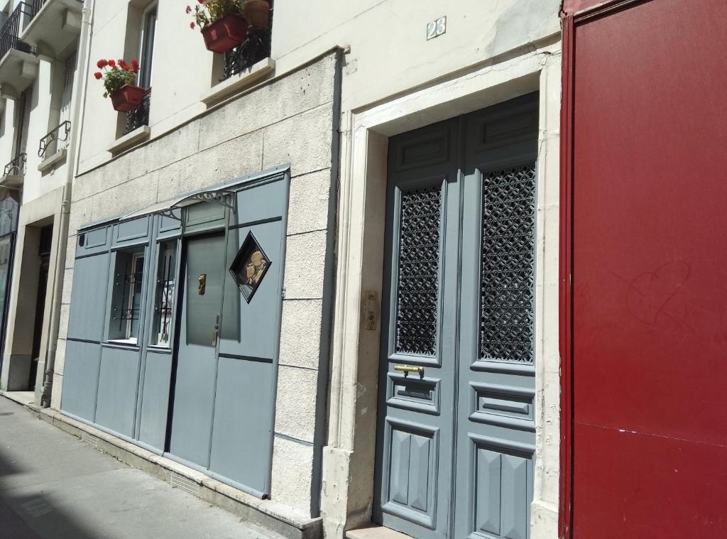 Studio Maryline de 18 m2 - Calme - Rez de chaussée sur patio Privé - Grand Canapé-Lit Clic Clac pour 2 personnes - Kitchenette - Salle de bain - 5 minutes du Métro Brochant de la ligne 13,Bus 54,74 et 31 vers sites touristiques - 4