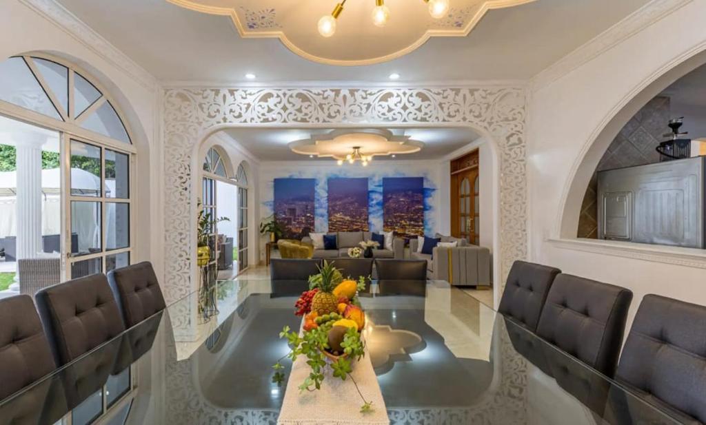 CASA BLANCA, espectacular casa, en la zona más exclusiva de medellín, súper amplia 7 habitaciones, jacuzzi en la terraza - 2