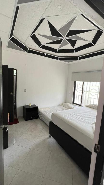 VILLANELA 객실 내부 에어컨과 침대