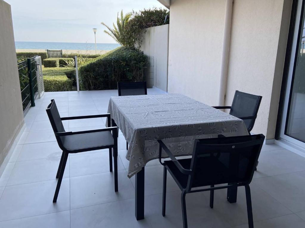 T2 rénové avec terrasse, accès plage, Canet-Plage - FR-1-696-117 - 2